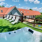 Berky Kuria - Stylish In The Hills Of Tolna For 16people *